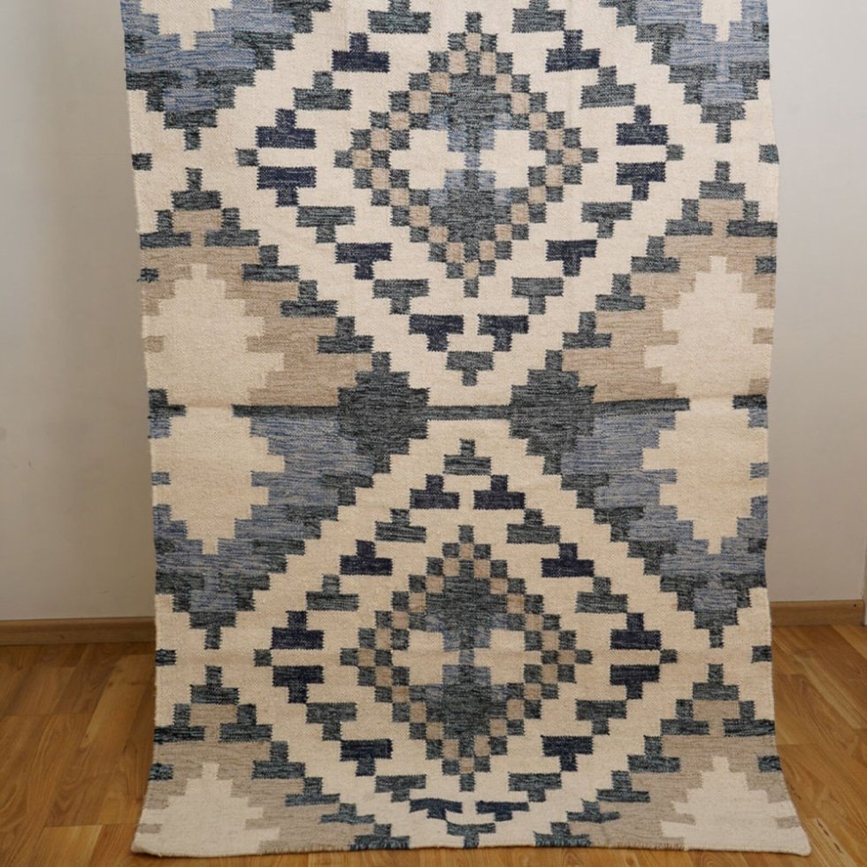 Tapis kilim bleu et beige de style moderne