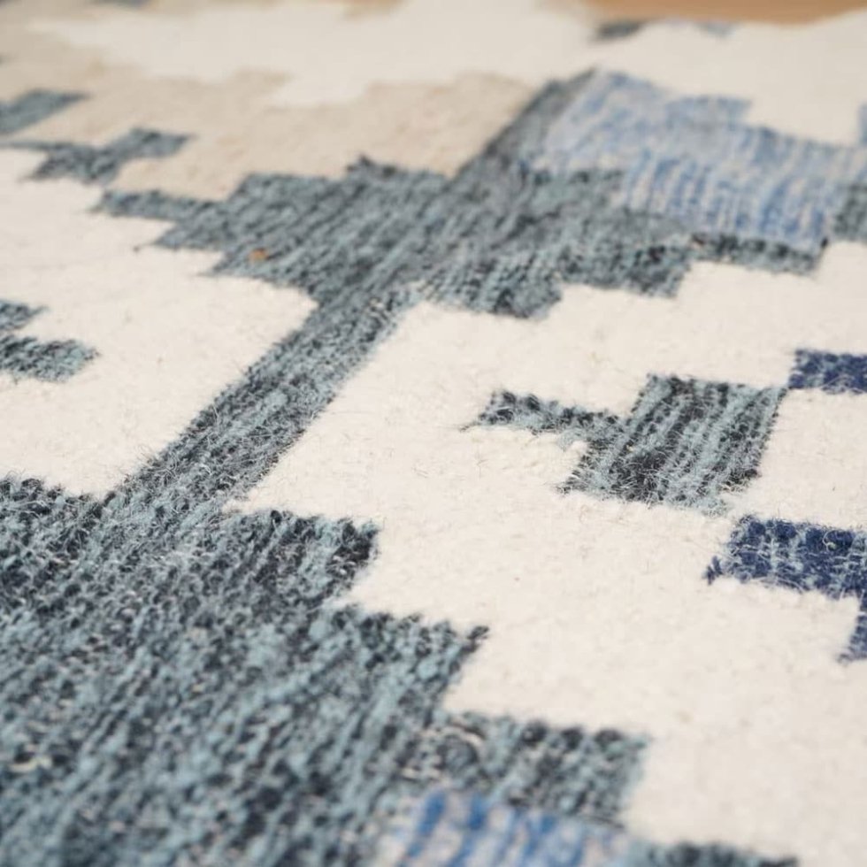 Tapis kilim bleu et beige de style moderne