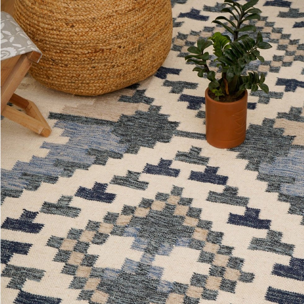 Tapis kilim bleu et beige de style moderne