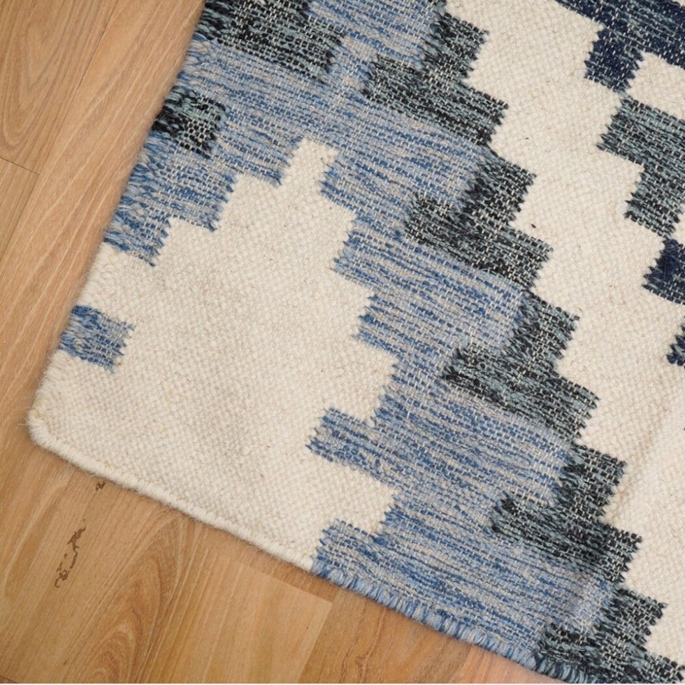 Tapis kilim bleu et beige de style moderne