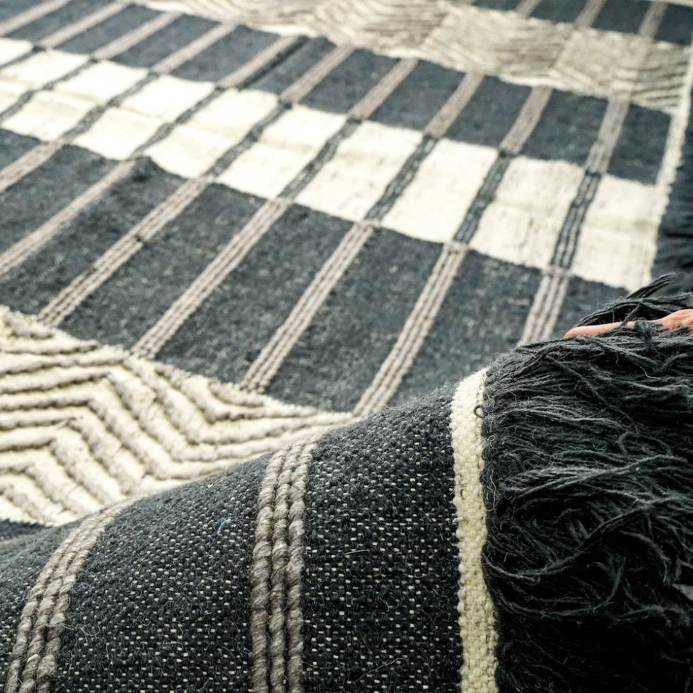 Tapis kilim noir et blanc de style scandinave