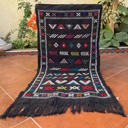 Tapis traditionnel berbère Akhnif noir en kilim