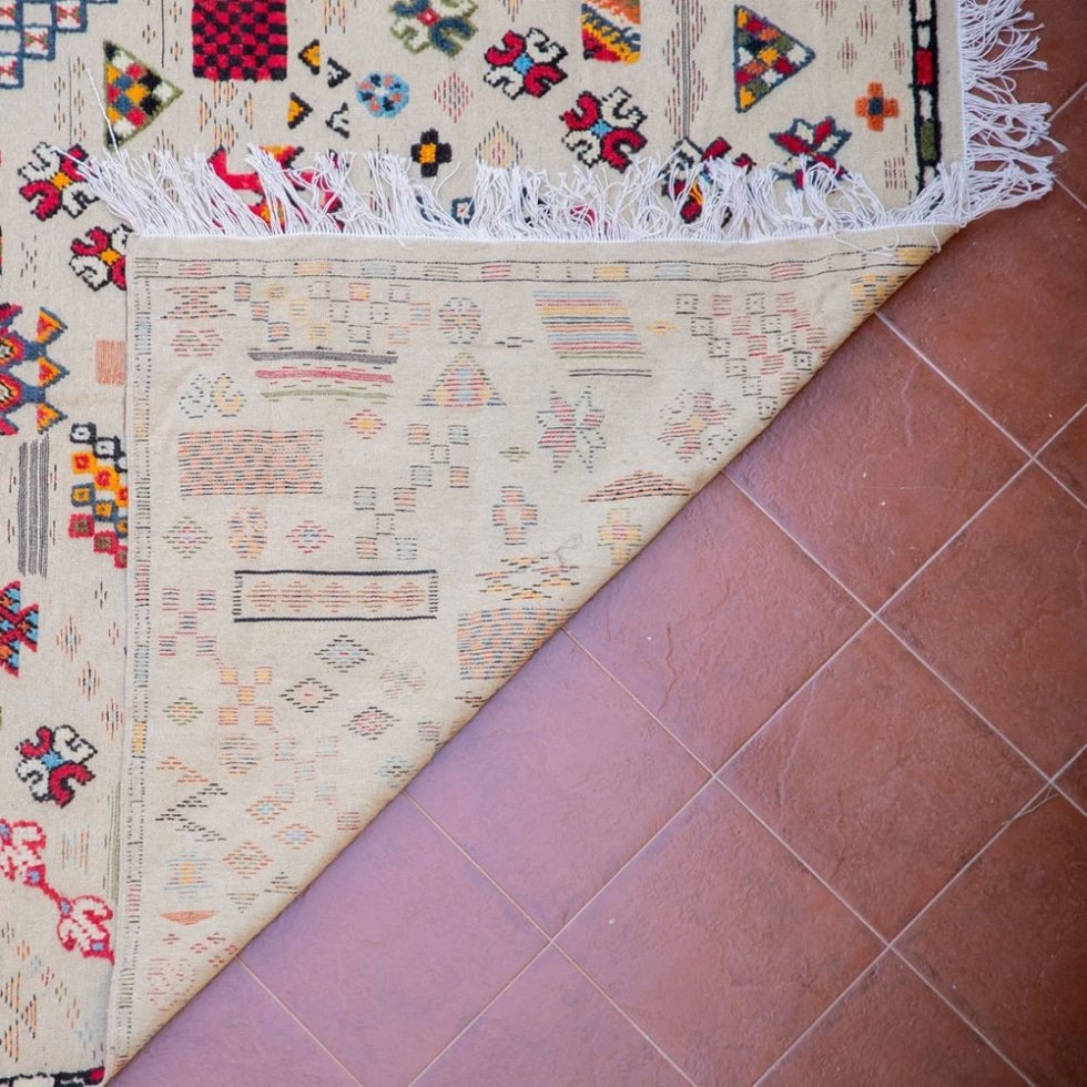Tapis traditionnel berbère Akhnif blanc en kilim