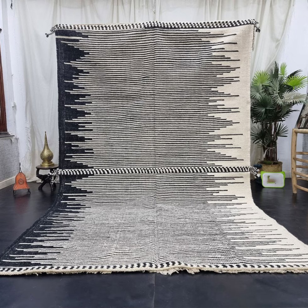 Tapis Kilim tribal rayé noir et blanc
