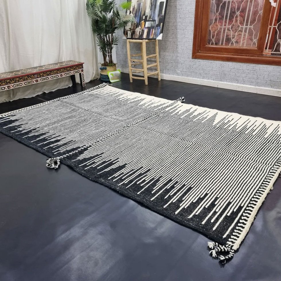 Tapis Kilim tribal rayé noir et blanc