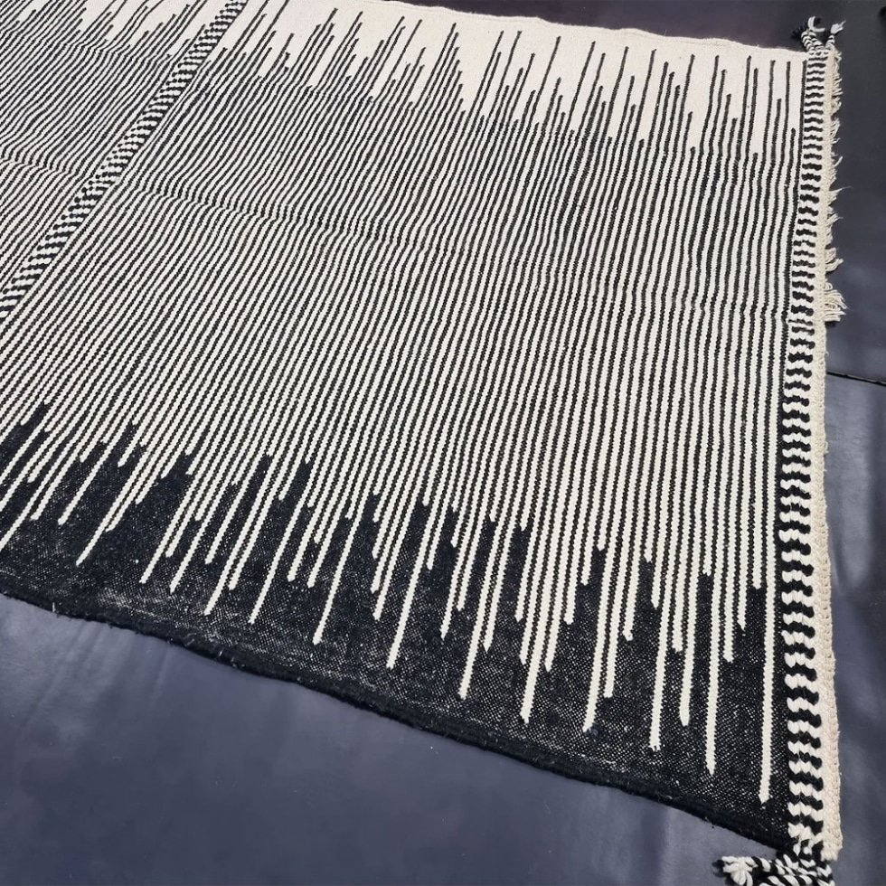 Tapis Kilim tribal rayé noir et blanc
