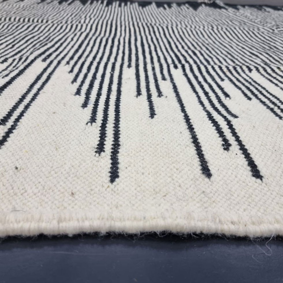 Tapis Kilim tribal rayé noir et blanc