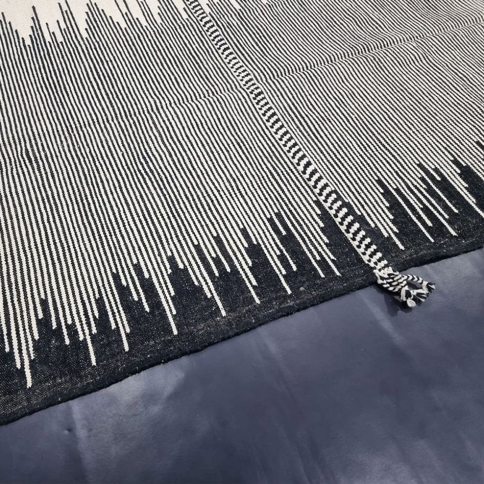 Tapis Kilim tribal rayé noir et blanc