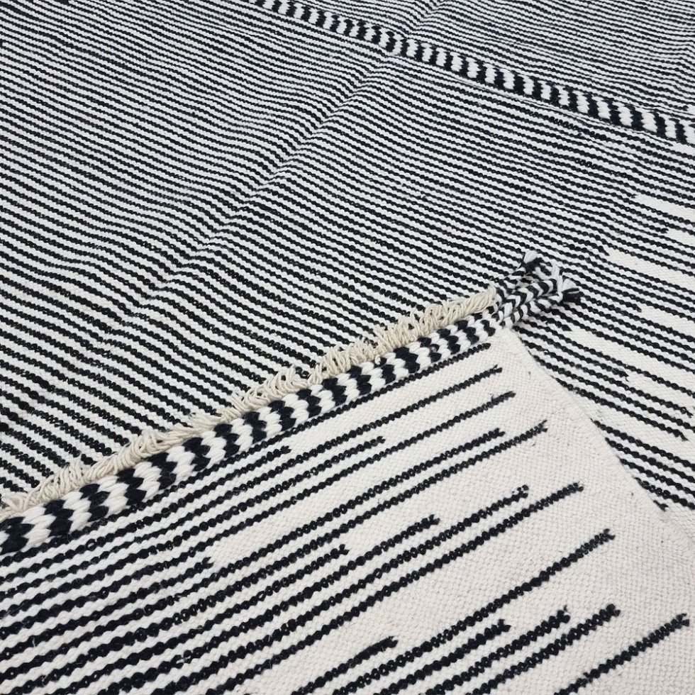 Tapis Kilim tribal rayé noir et blanc