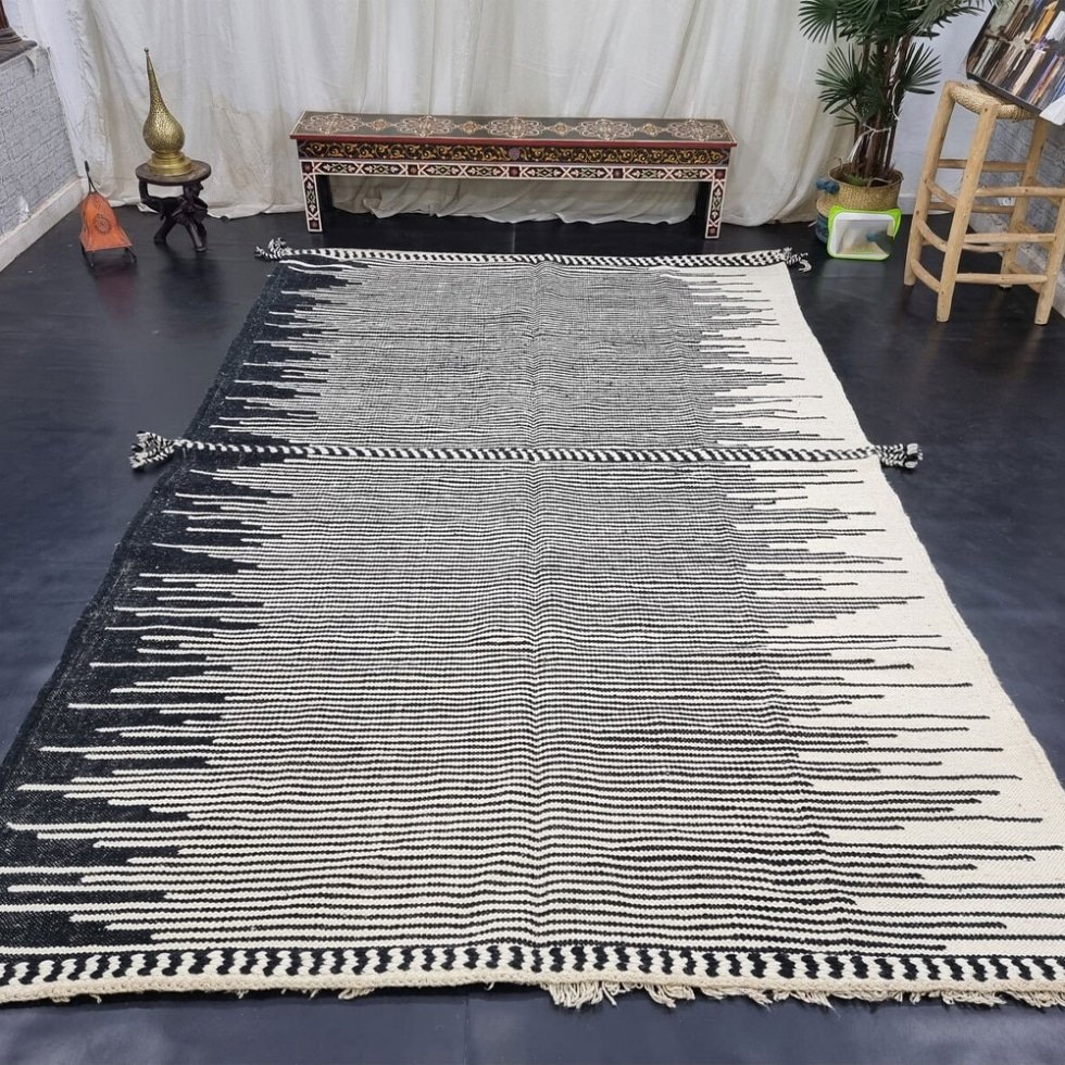 Tapis Kilim tribal rayé noir et blanc