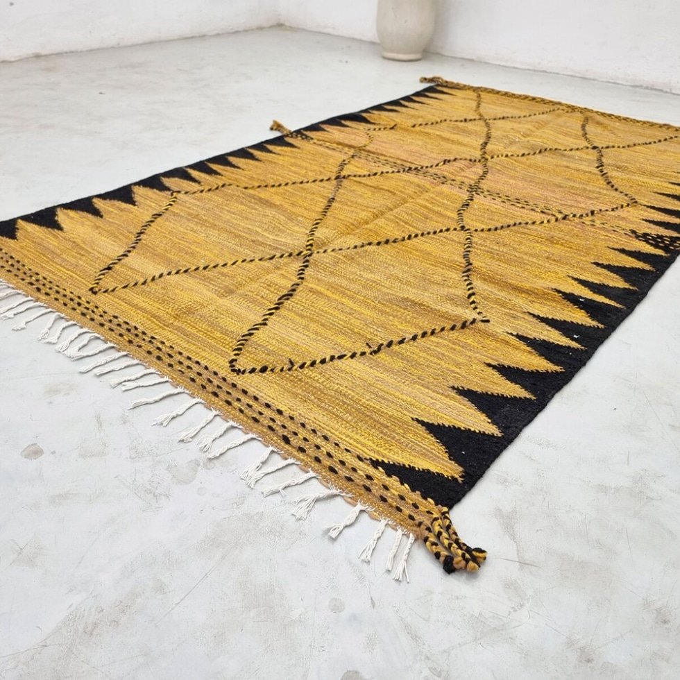 Tapis kilim marocain jaune et noir
