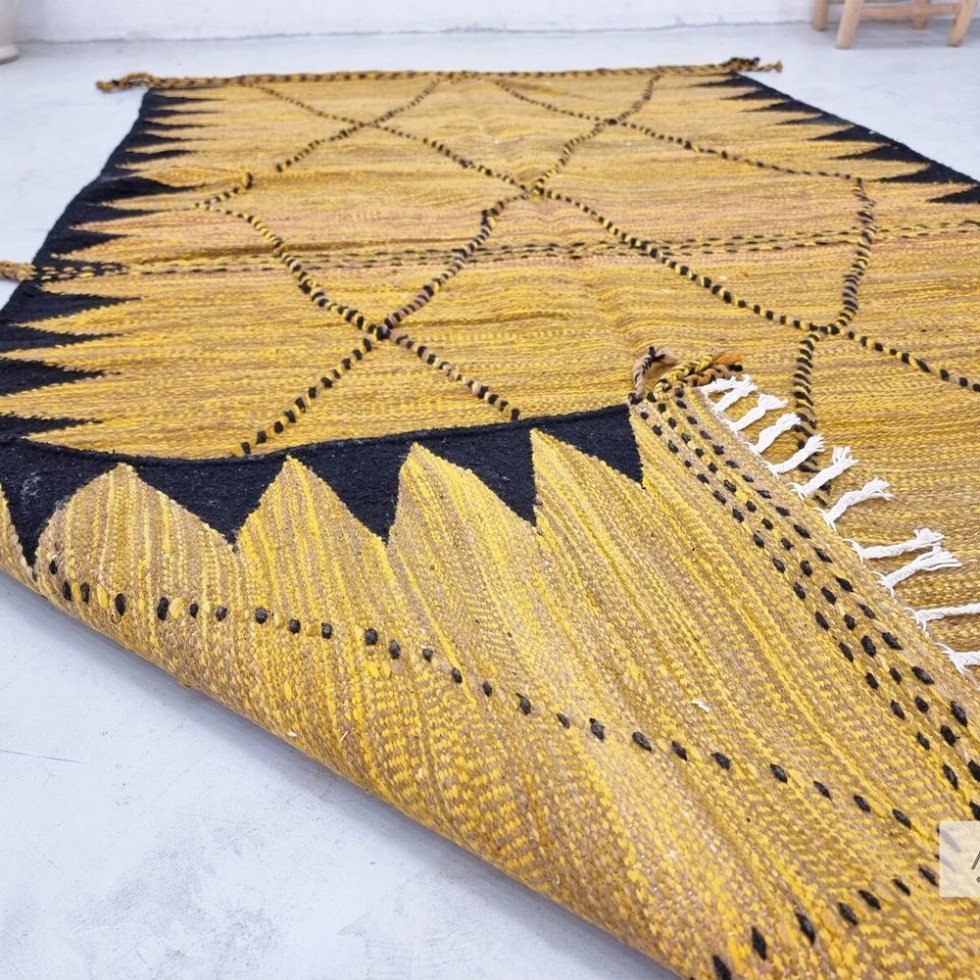Tapis kilim marocain jaune et noir