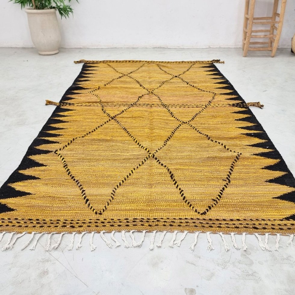 Tapis kilim marocain jaune et noir