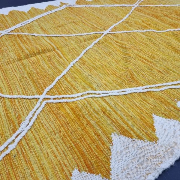 Tapis kilim marocain jaune et blanc