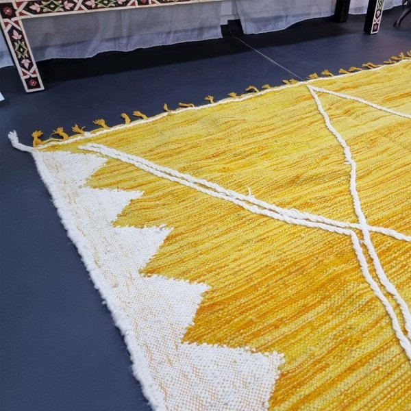 Tapis kilim marocain jaune et blanc