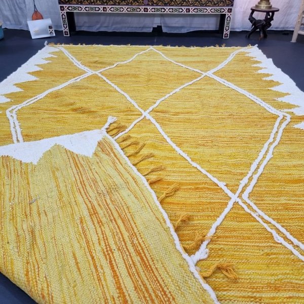 Tapis kilim marocain jaune et blanc