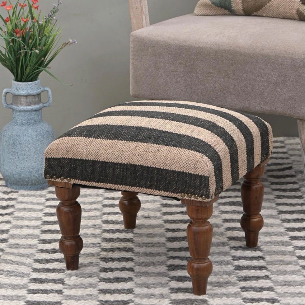 Tabouret en kilim rayé noir