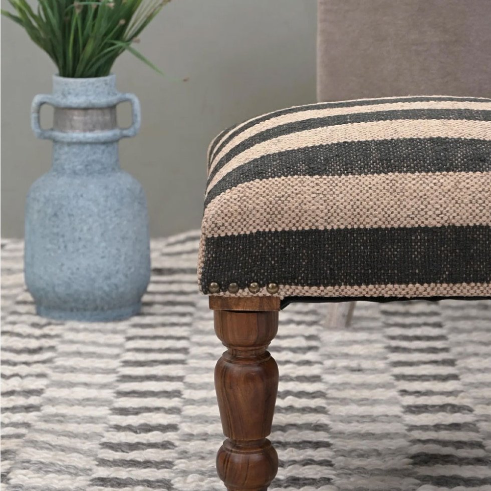 Tabouret en kilim rayé noir