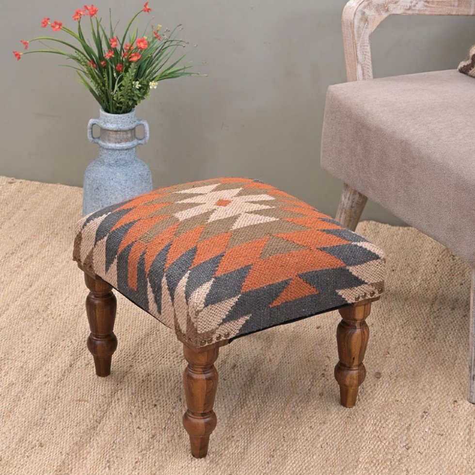 Tabouret de pied en kilim à motif géométrique