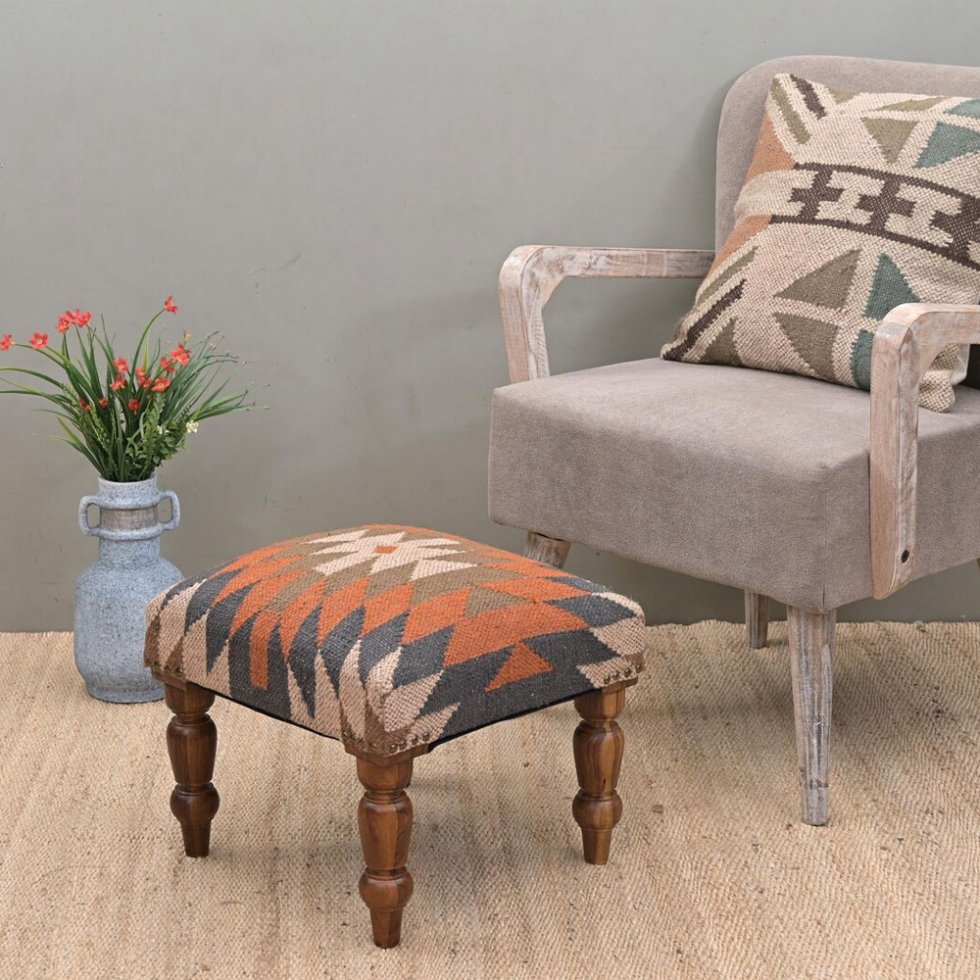 Tabouret de pied en kilim à motif géométrique
