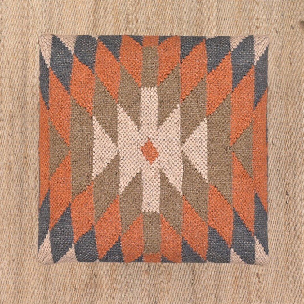 Tabouret de pied en kilim à motif géométrique