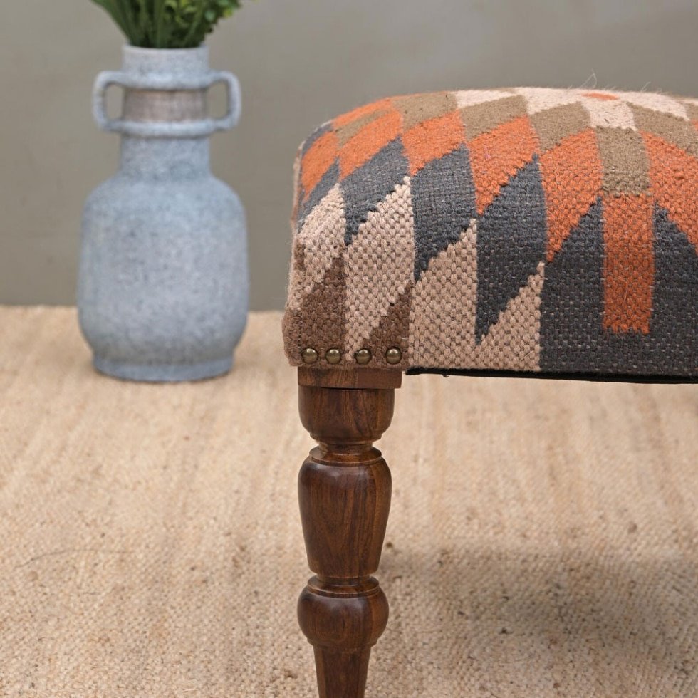 Tabouret de pied en kilim à motif géométrique