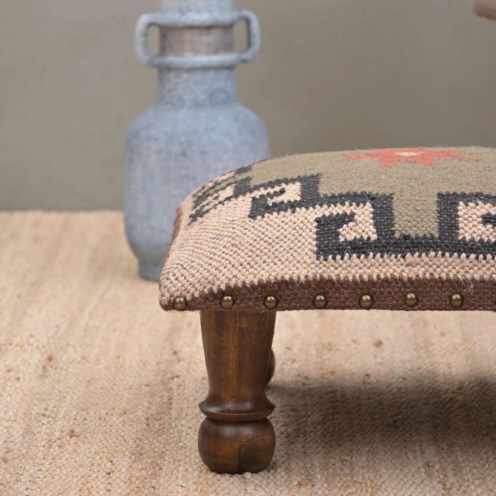 Petit tapis kilim ivoire tabouret ottoman
