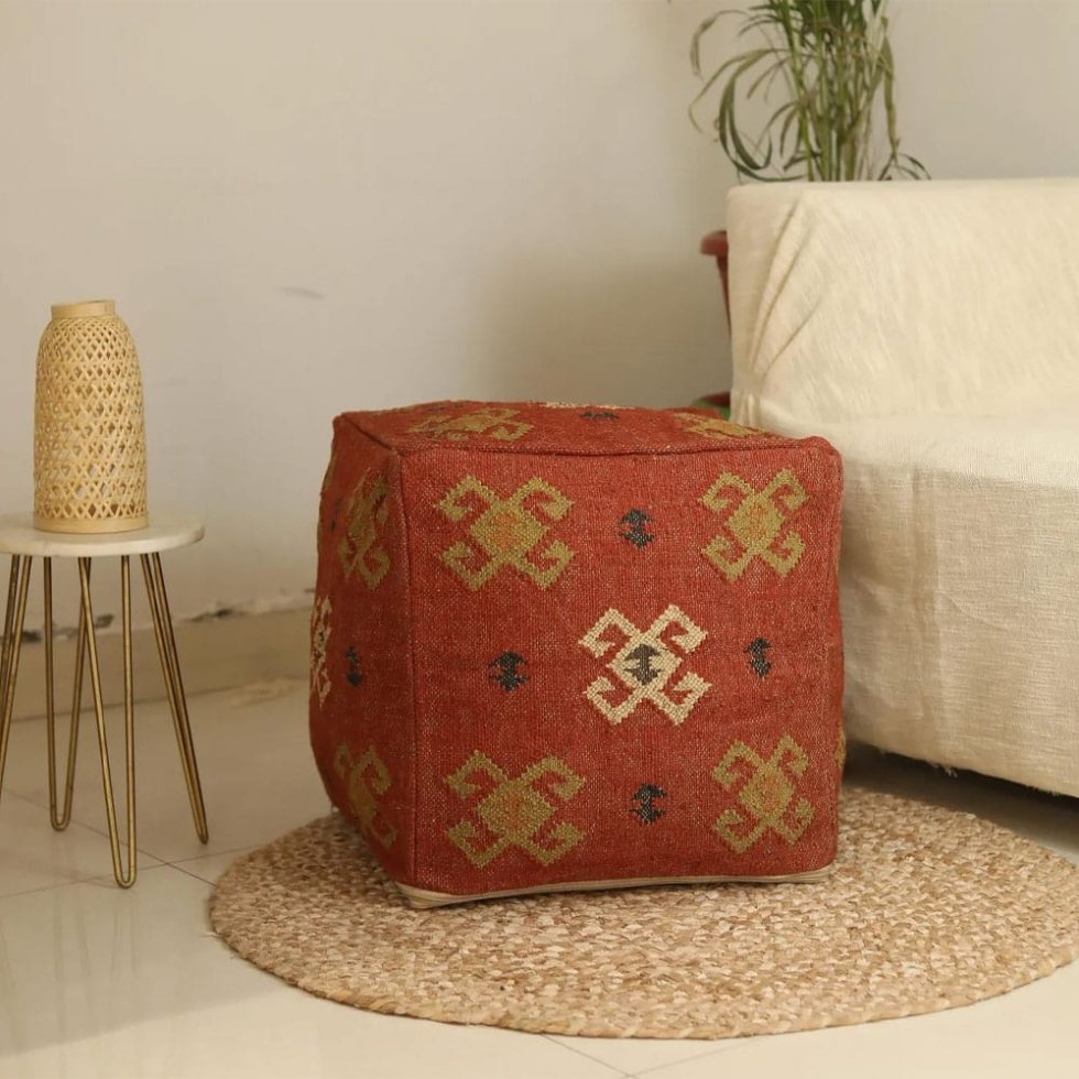 Pouf en laine rouge