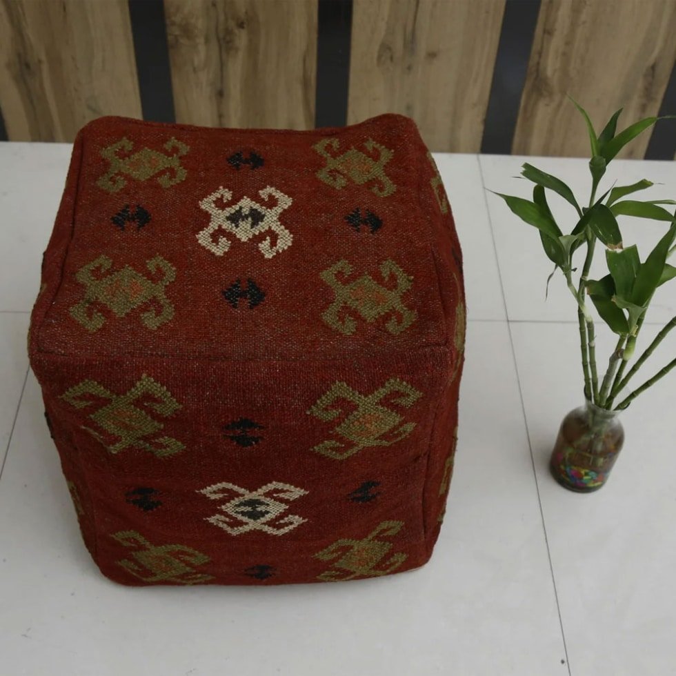 Pouf en laine rouge