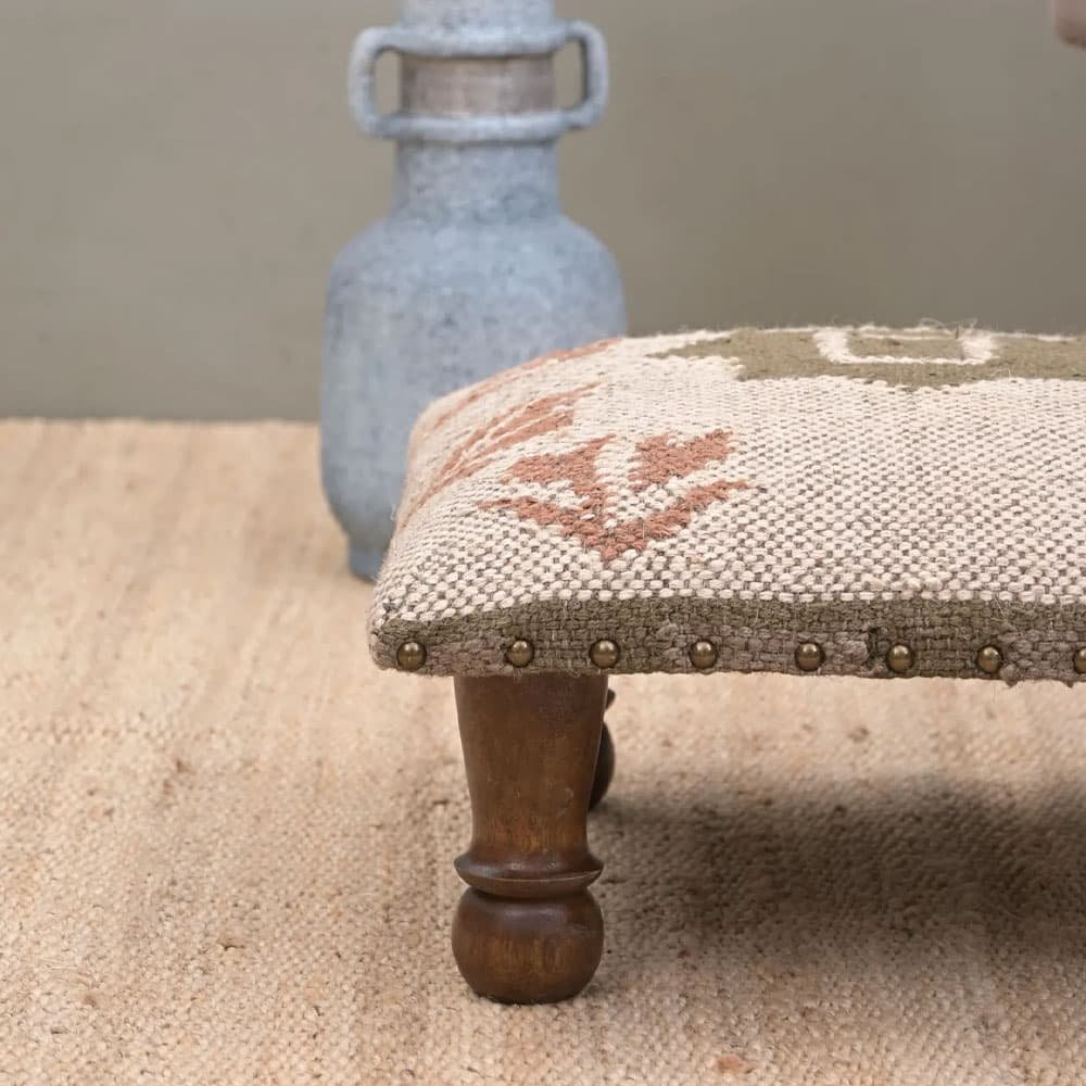 Petit tabouret ottoman en kilim carré blanc Petit tabouret ottoman en kilim carré blanc