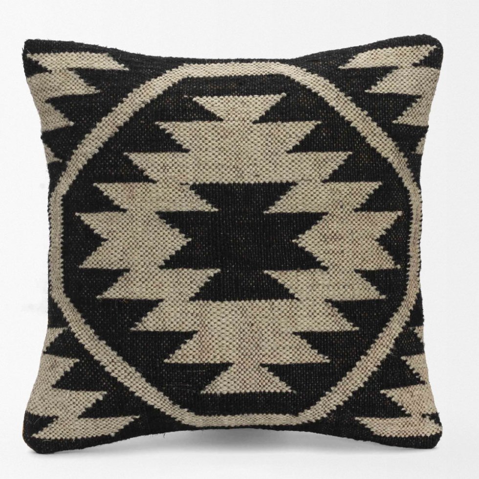 Coussins kilim ornés noir et blanc