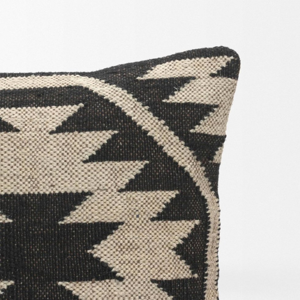 Coussins kilim ornés noir et blanc
