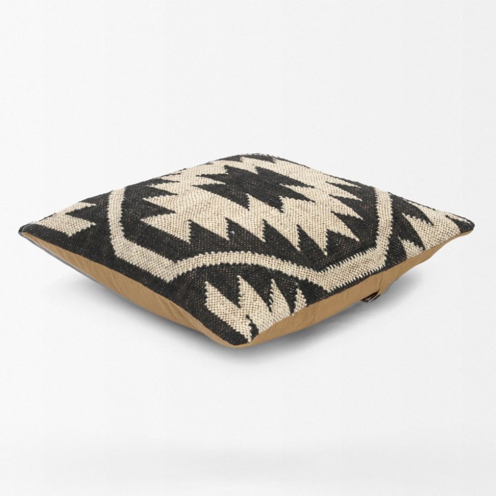 Coussins kilim ornés noir et blanc