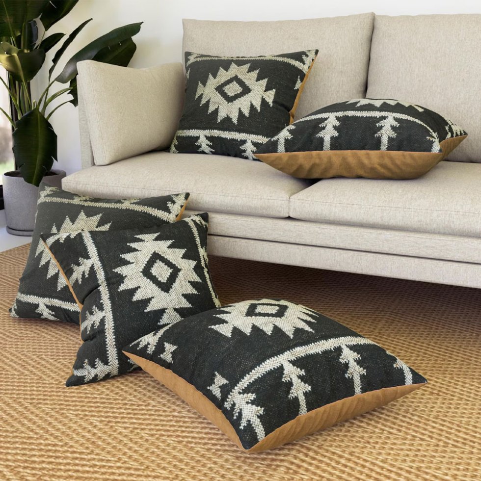 Coussins kilim ornés noirs