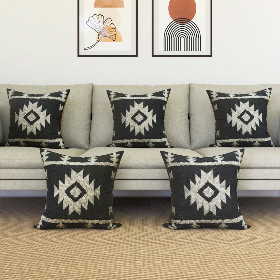 Coussins kilim ornés noirs