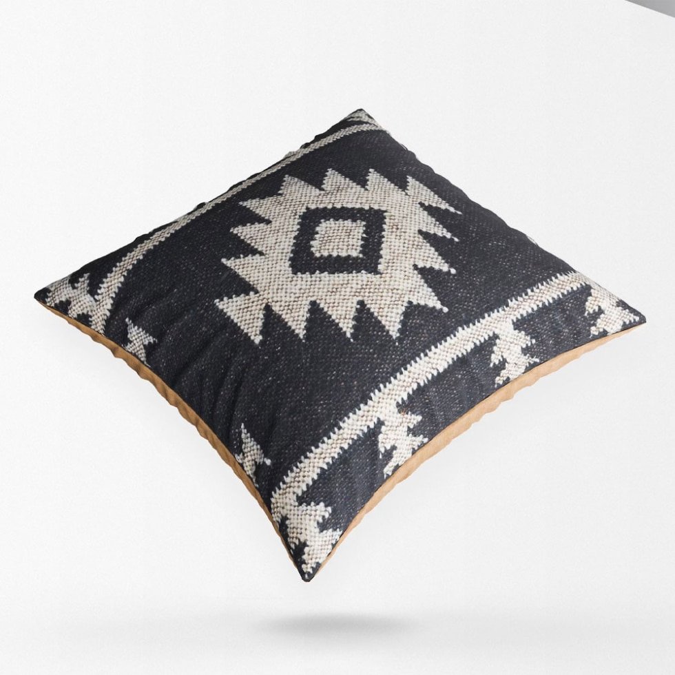 Coussins kilim ornés noirs