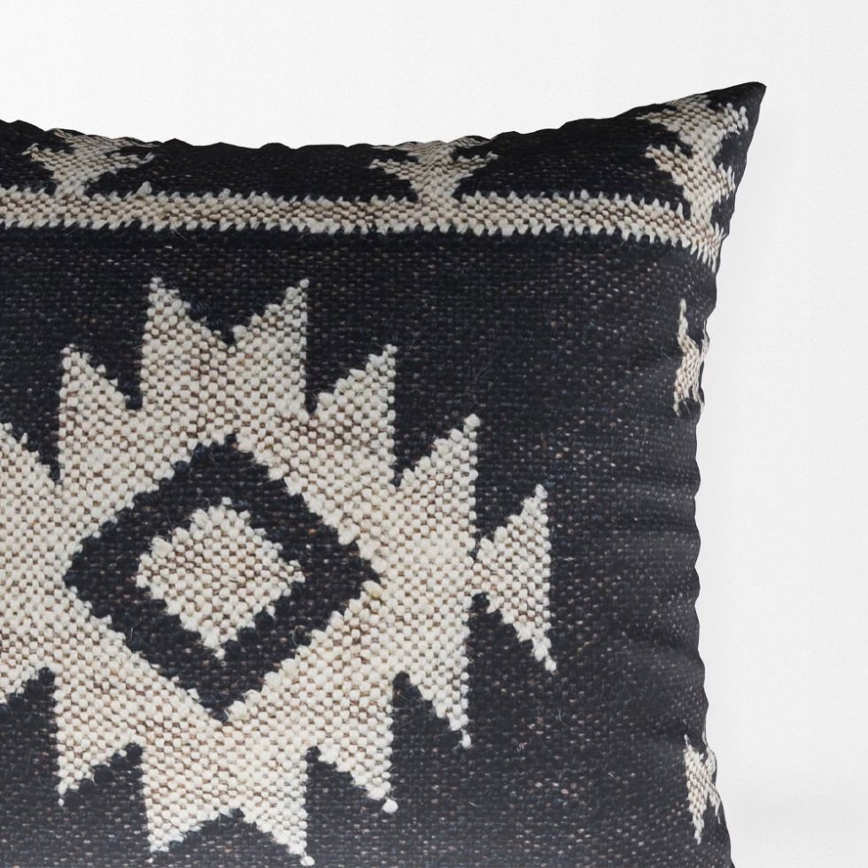 Coussins kilim ornés noirs