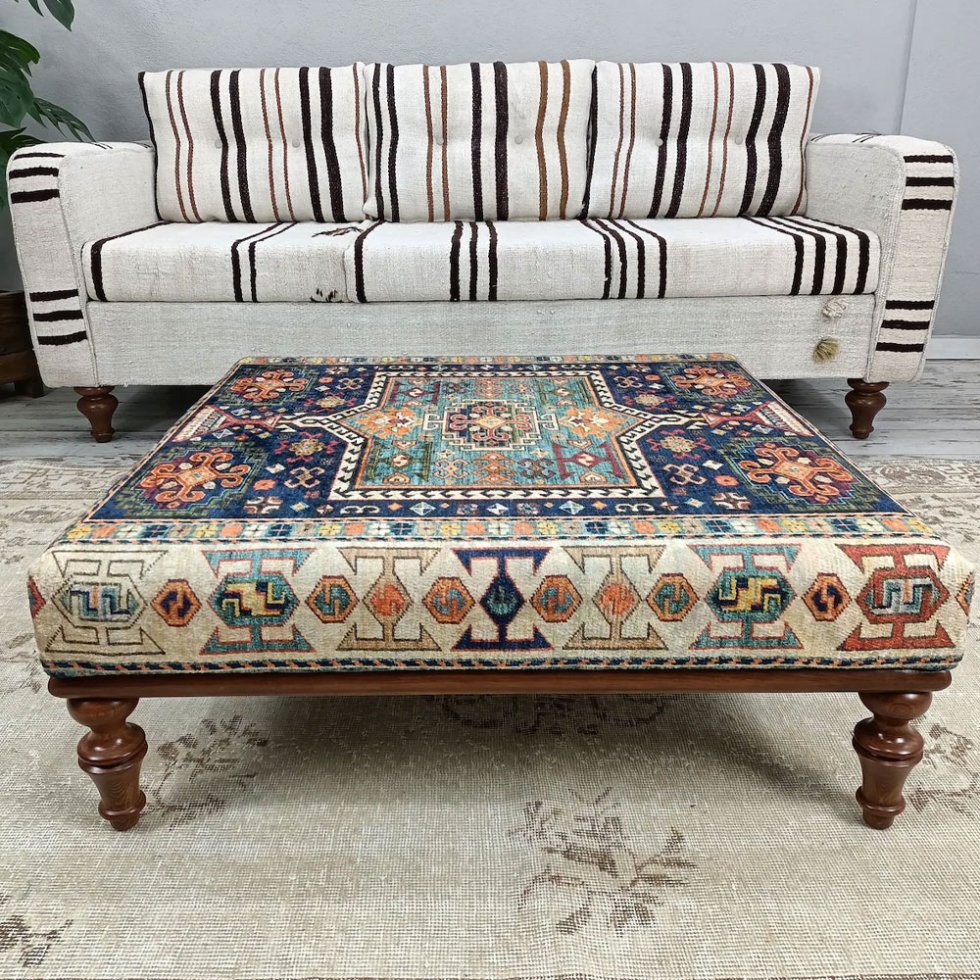Table basse ottomane en kilim turc bleu et beige
