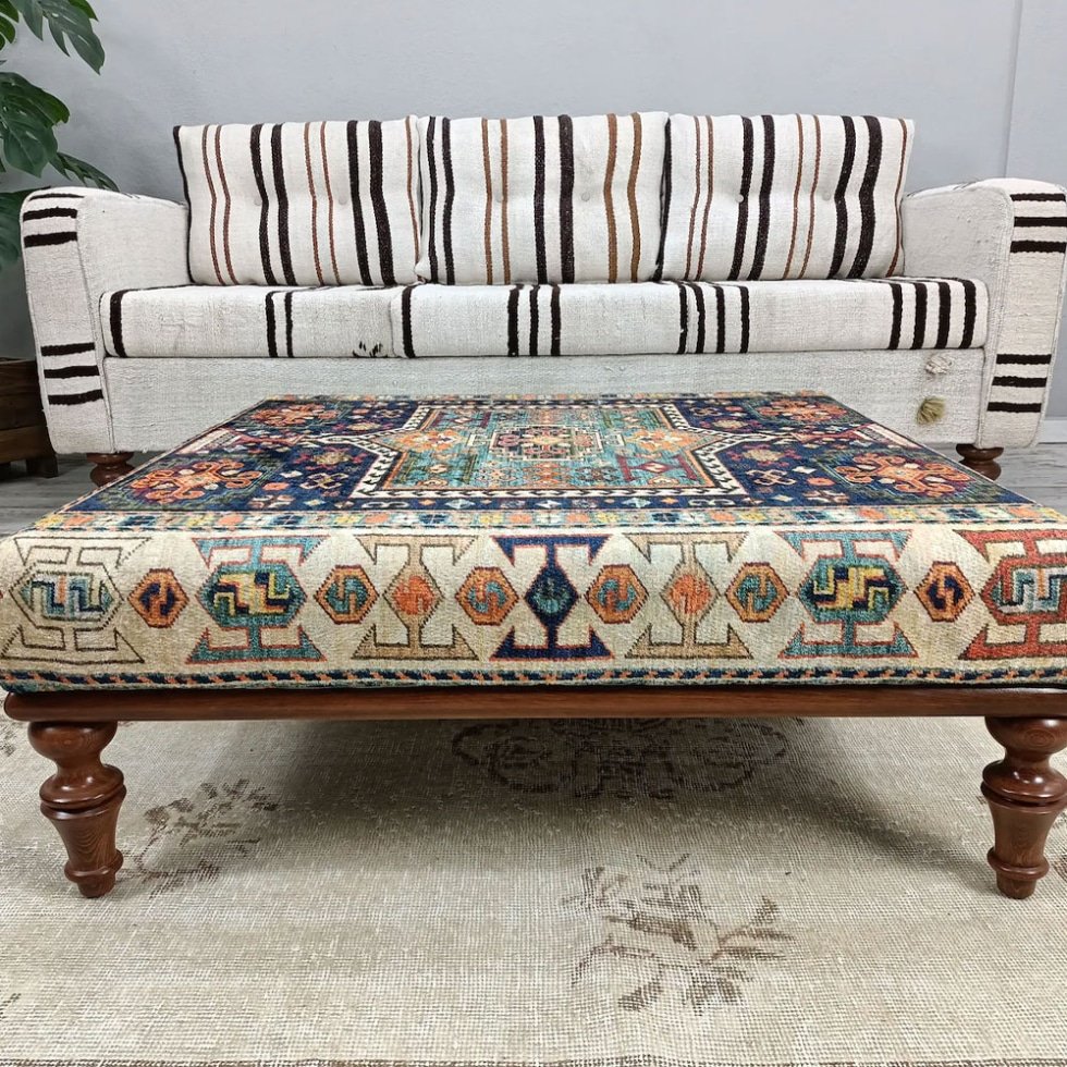 Table basse ottomane en kilim turc bleu et beige