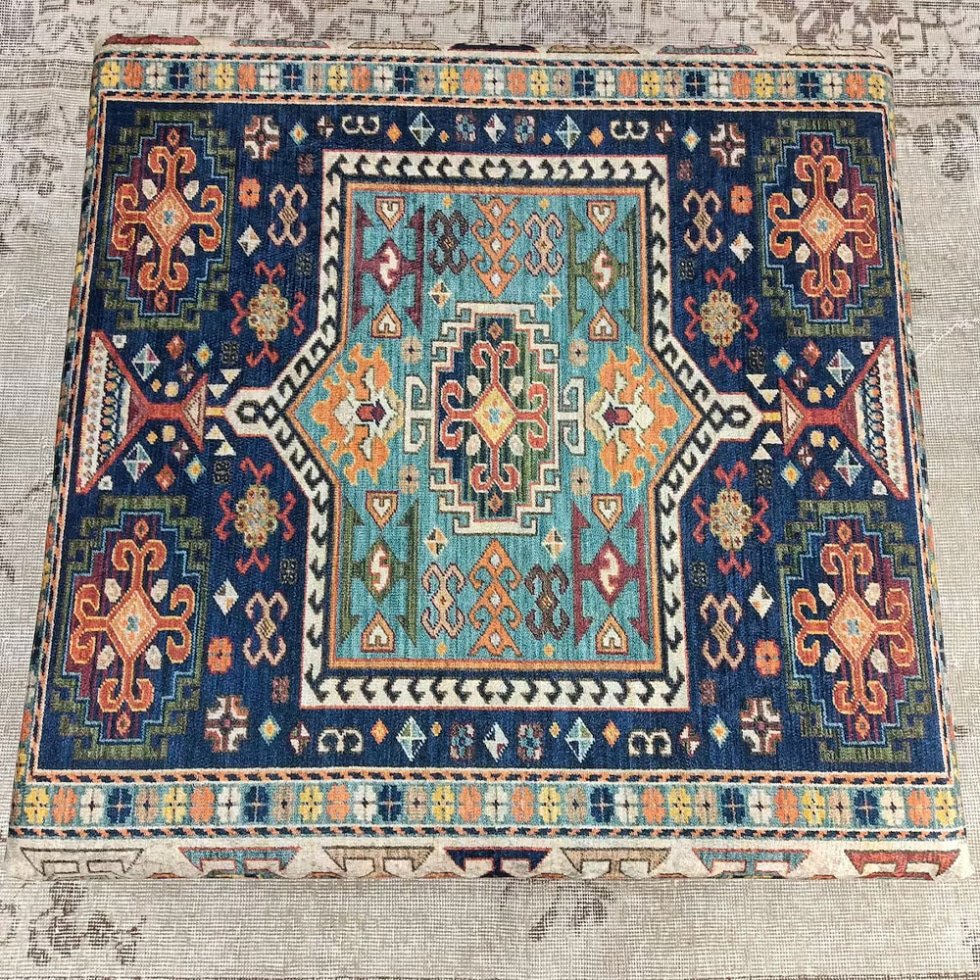 Table basse ottomane en kilim turc bleu et beige