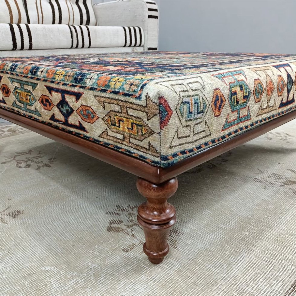 Table basse ottomane en kilim turc bleu et beige