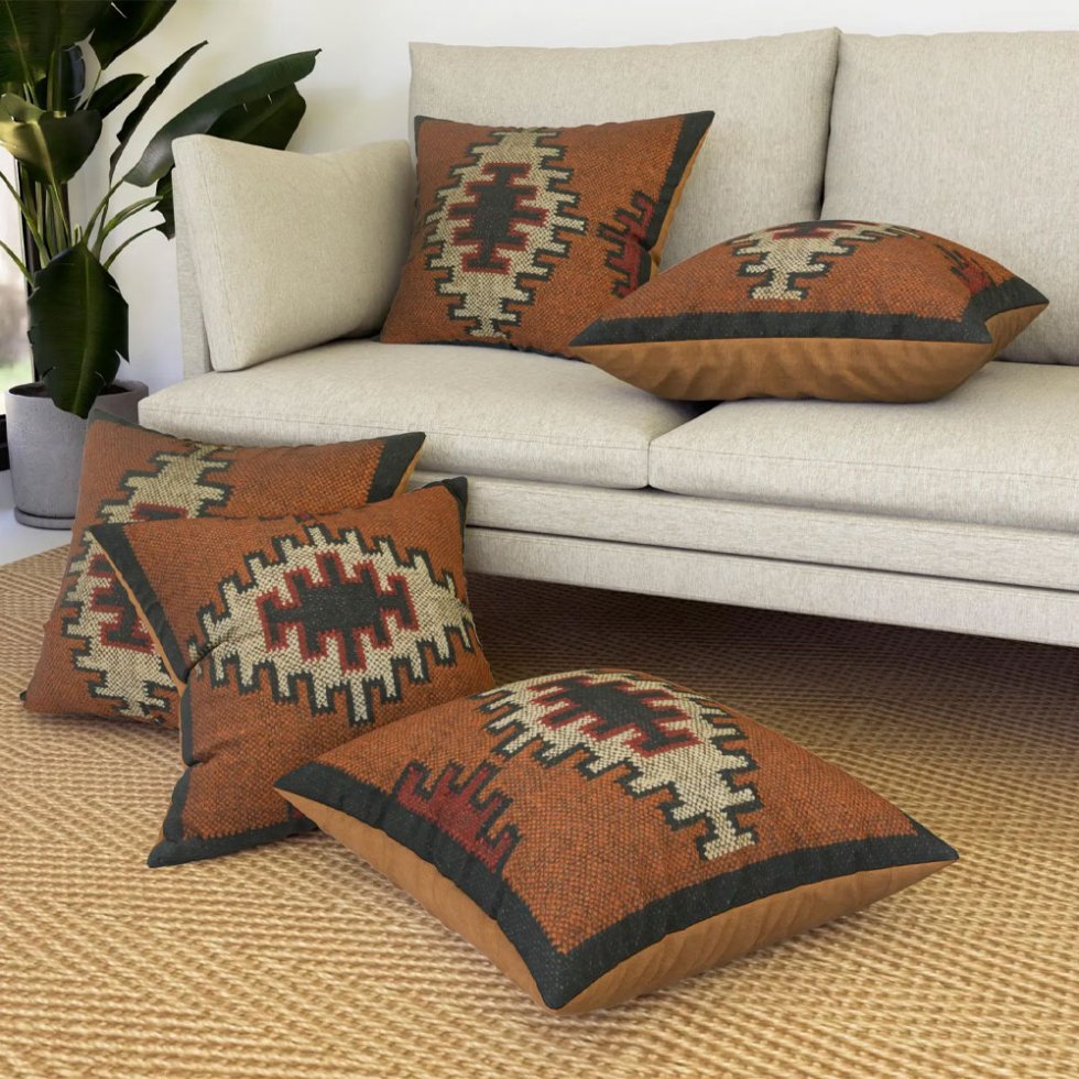 Coussins kilim ornés marron