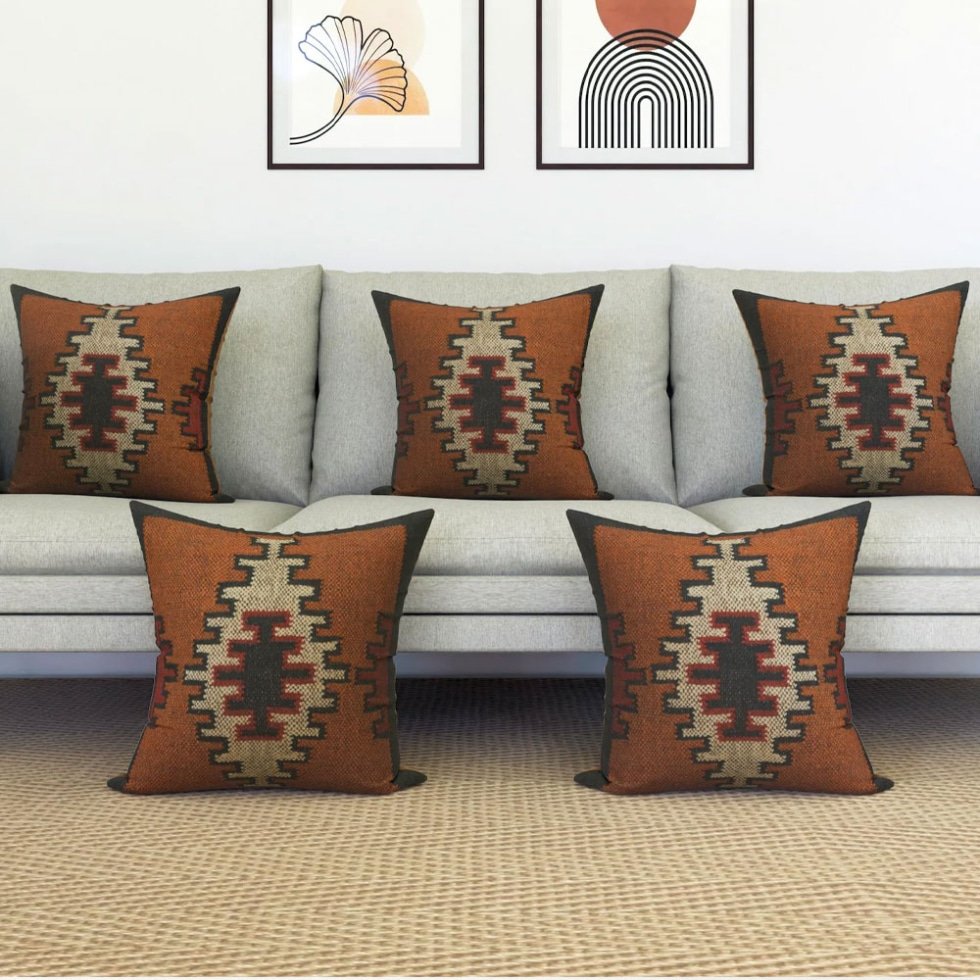 Coussins kilim ornés marron