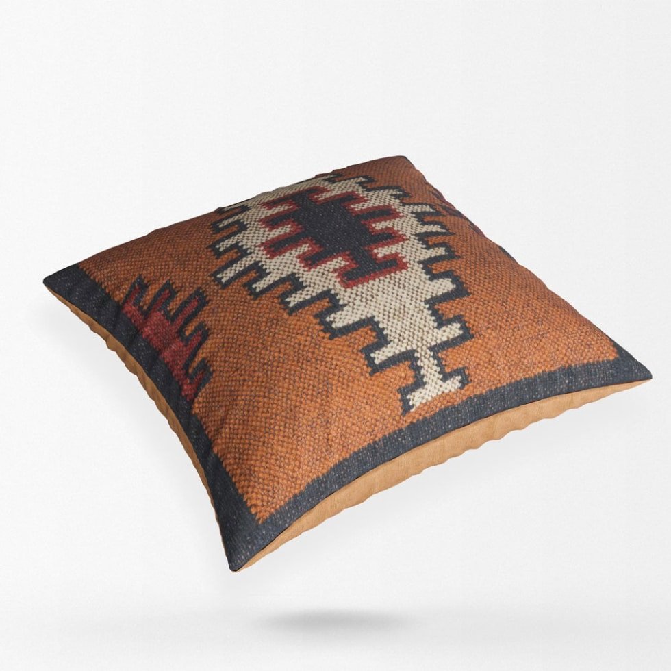 Coussins kilim ornés marron