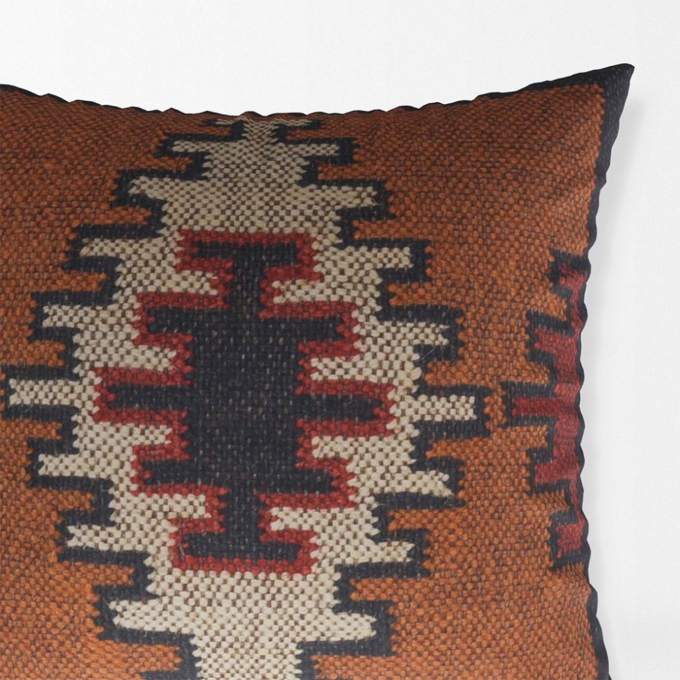 Coussins kilim ornés marron