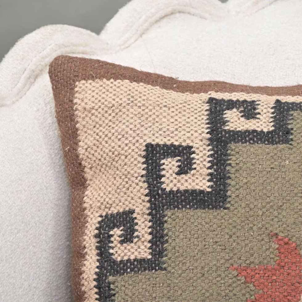 Coussin kilim orné tissé à la main